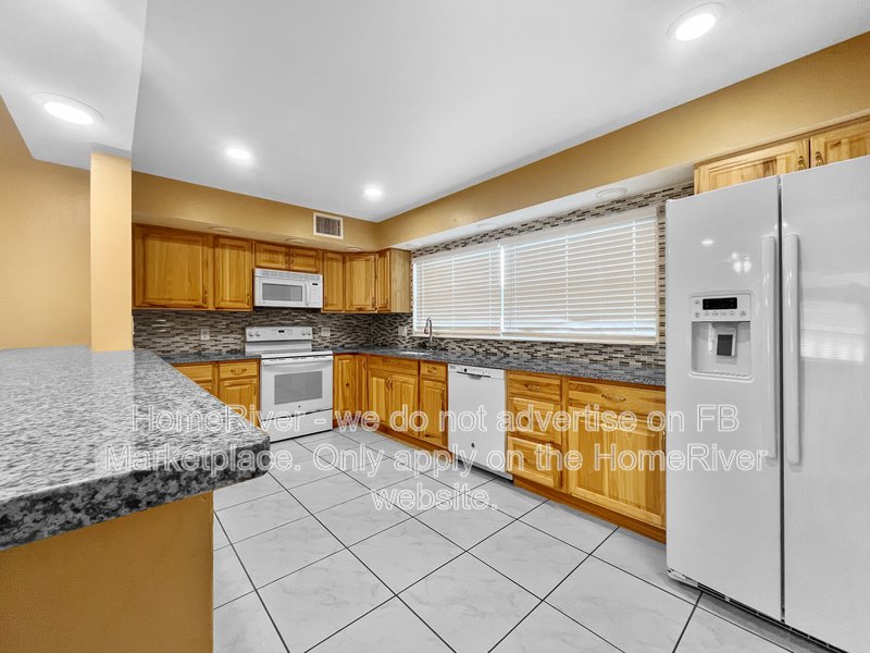 Move In Ready! - 10371 SILHAVY DR, LARGO FL 33774 property image