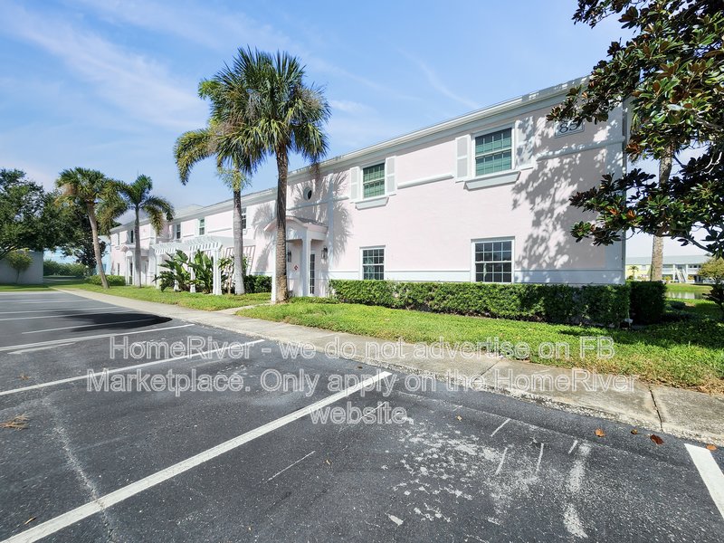 Move In Ready! - 215 Seahorse Dr SE Apt C Saint Petersburg, FL 33705 property image