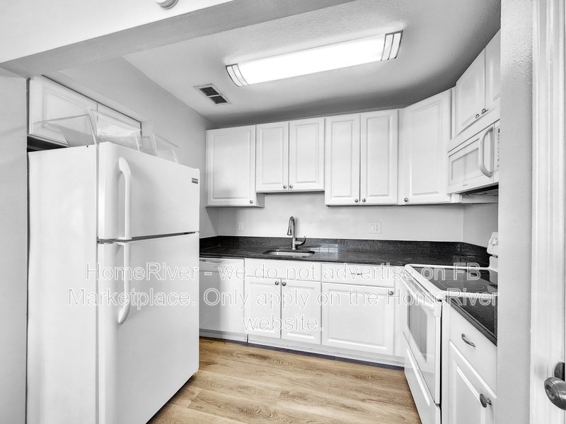 Move In Ready! - 215 Seahorse Dr SE Apt C Saint Petersburg, FL 33705 property image