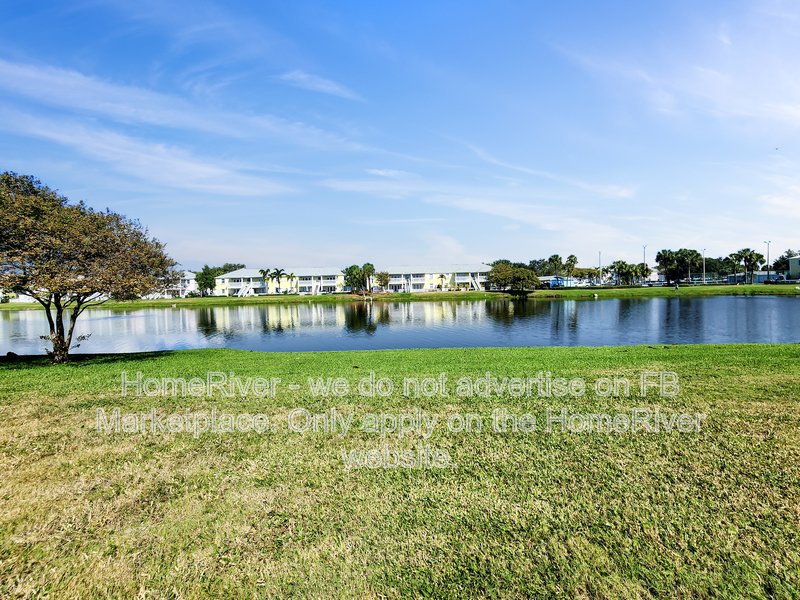 Move In Ready! - 215 Seahorse Dr SE Apt C Saint Petersburg, FL 33705 property image