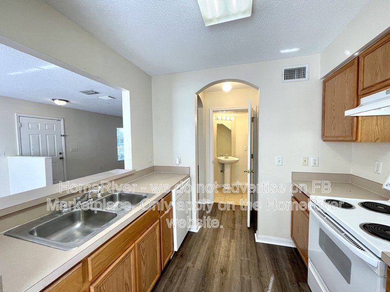 Water front &amp;amp;amp;amp; Gated Community 7344 E Bank Dr Tampa, FL 33617 property image