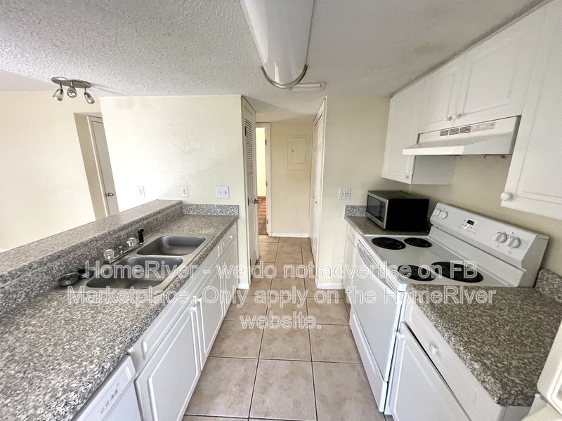 Pool ComMove In Ready! - 8517 Lincoln Cove Dr Apt 101A Tampa, FL 33614 property image