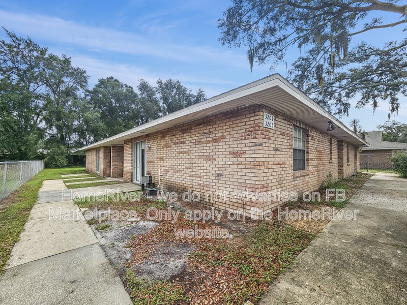Water Included 3205 Bloomingdale Villas Ct, Brandon FL 33511 property image